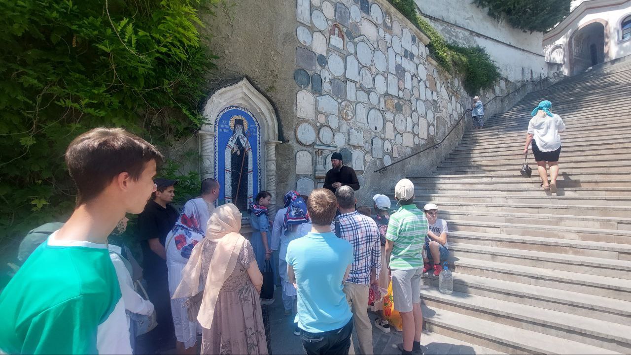 Организация приезда детей из посёлка Гвардейское в Бахчисарайский Свято-Успенский мужской монастырь